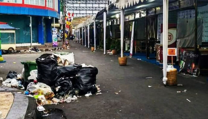 Petugas Kebersihan Kewalahan Bersihkan Sampah di Lokasi TOF