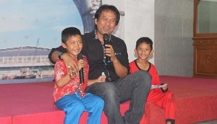 Bantu Pulihkan Trauma Korban Gempa Palu, KPAID Ajak Belasan Anak Bermain di Pemandian Ampera Waterpark