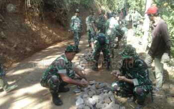 Sukseskan TMMD ke-103, Danramil dan Anggota 1319 Kalipucang Lakukan Pengerasan Jalan di Ciamis