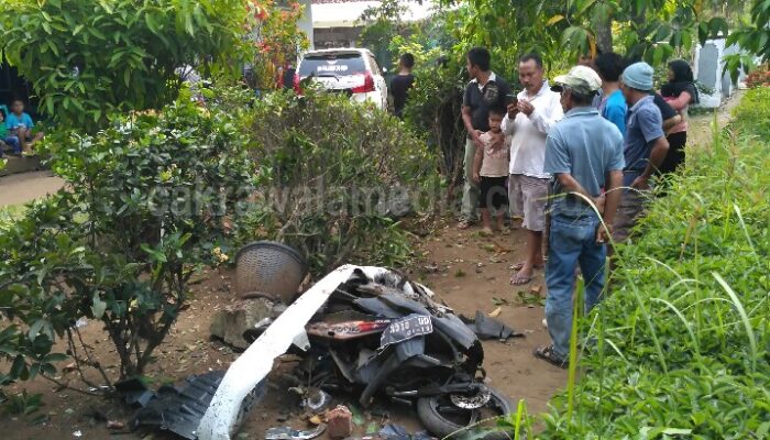 Minibus Seruduk Motor dan Rumah, 2 Orang Pengendara Motor Kritis