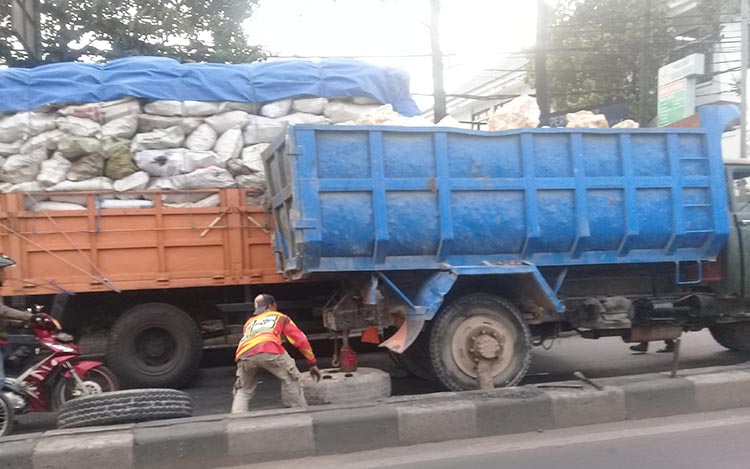 Truk Bayawak Kerap Sebabkan Macet Jalur Padalarang-Cianjur