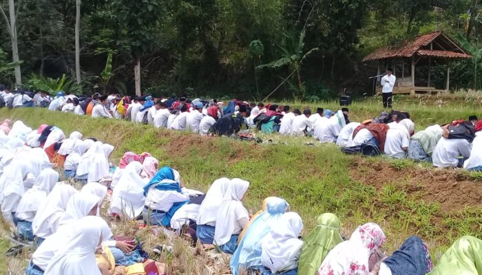Ditengah Pesawahan Kering, Sejumlah Siswa SMK Nurusalam Gelar Sholat Istisqo