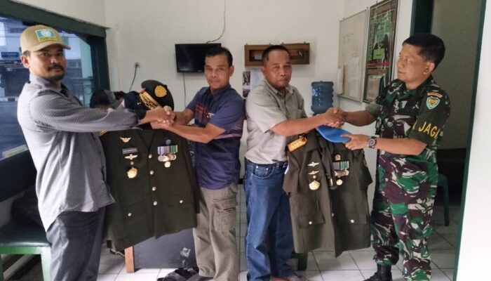 Dihujat Netizen ” Panglima ” itupun Serahkan Baju PDUPnya Ke Kodim 0612 Tasikmalaya