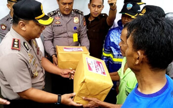 Polres Tasik Kota Bantu Warga yang Rumahnya Tergerus Air Sungai Ciloseh