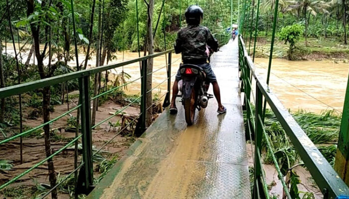 Jembatan Gantung Jadi Jalur Alternatif Warga Terisolir