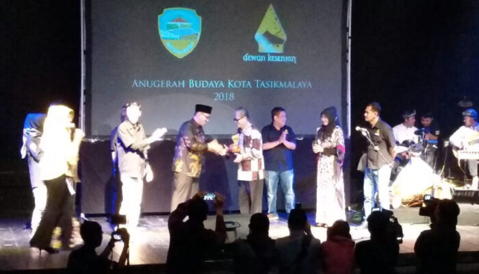 Pertama Kali, Senior Teater Ateng Warus Terima Anugerah Budaya