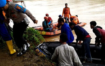 Bantu Korban Terisolir, Tim Gabungan Siapkan Perahu Karet