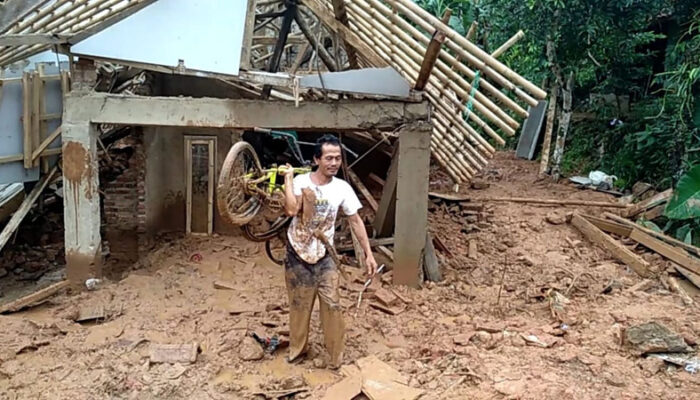 Enam Rumah di Kampung Wangun Kec. Culamega Hancur
