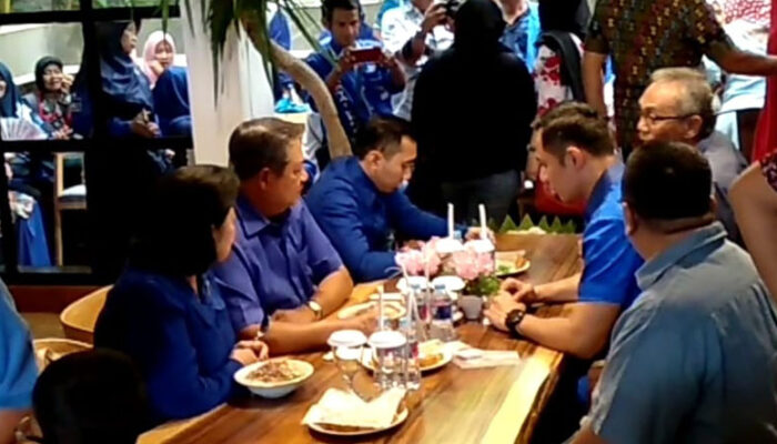 Mampir ke Bubur Zenal, SBY: Rasanya Memang Top