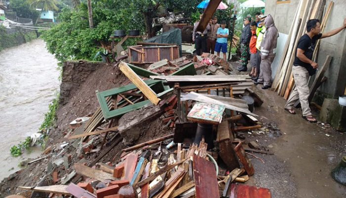 Banjir Luapan Sungai Ciloseh Hancurkan 2 Rumah