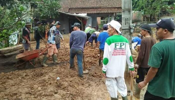 Sepekan Sudah Banjir Bandang Melanda Tasik, Namun “Mereka” Tak Kenal Lelah Membantu Korban Bencana