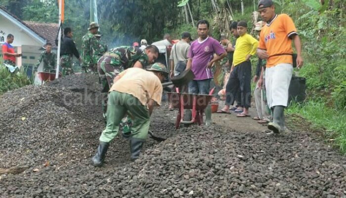 TMMD Ke-103, Anggota Kodim 0613 Ciamis Kerjakan Pengerasan Jalan di Lumbung