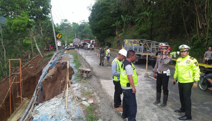 Macet 3 Km, Tebing Jalur Gentong Longsor