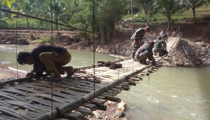 Pulihkan Infrastruktur, TNI Bersama Warga Bangun Jembatan Bailey di Culamega