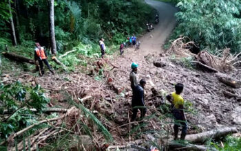 Material Longsor Tutup Jalur Culamega Kabupaten Tasik