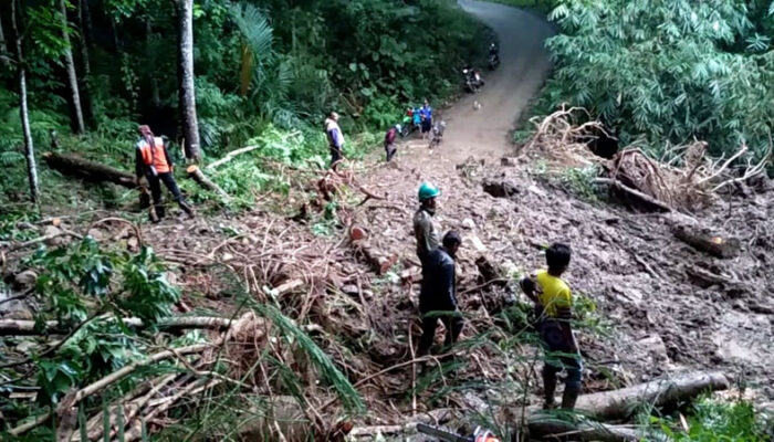Material Longsor Tutup Jalur Culamega Kabupaten Tasik