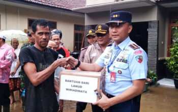 Pasca Banjir Bandang di Cipatujah, Danlanud Serahkan Bantuan