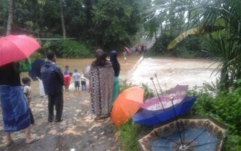 Sungai Meluap, Tak Memiliki Jembatan Belasan Siswa Tak Bisa Sekolah