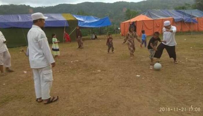 Trauma Healing Ala Ustad Yanyan Albayani di Tenda Pengungsi Culamega