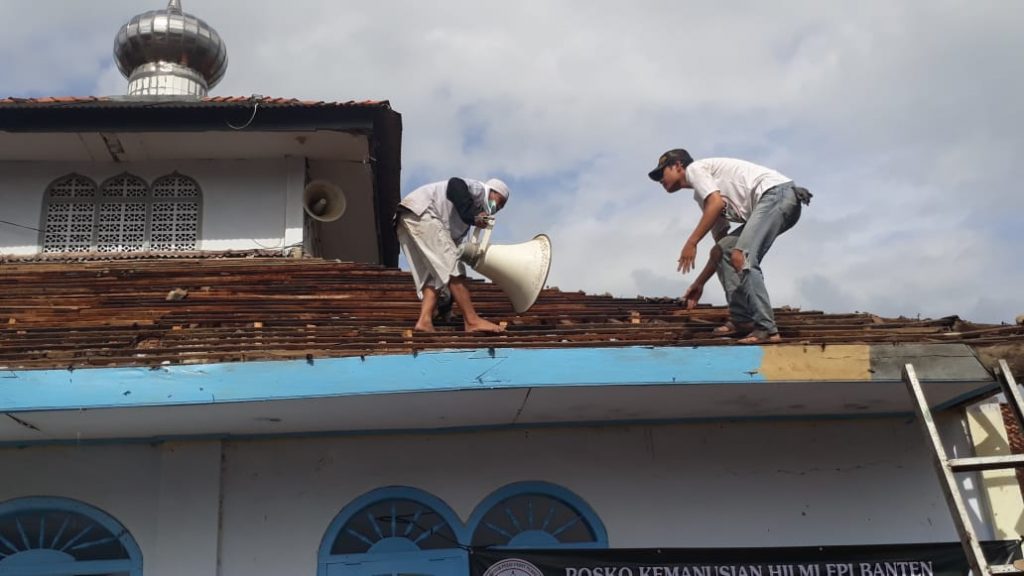 Setelah Buat MCK  Front Mahasiswa Islam Kini Renovasi Masjid di Lokasi Tsunami Banten