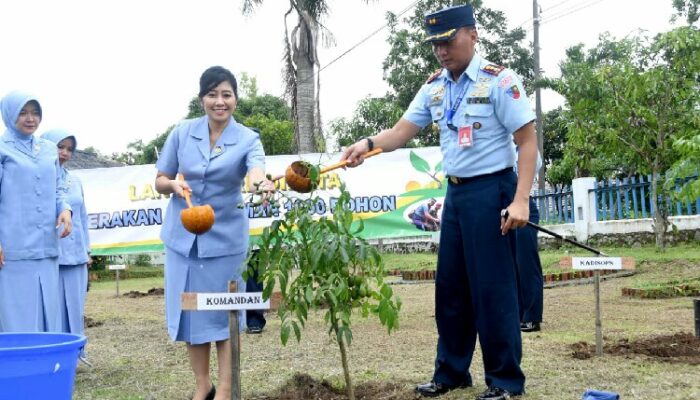 Jaga Ekosistem Alam, Komandan Lanud Wiriadinata Tanam 1000 Pohon