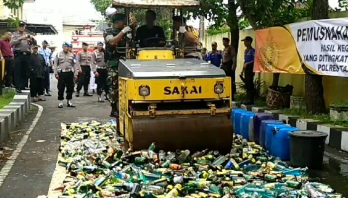 Crotttt…. Ribuan Minuman Haram Itu Hancur Digilas Stum