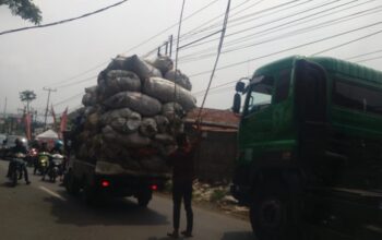 Kontainer “Sundul” Kabel, Jalan Batujajar-Cimareme Macet
