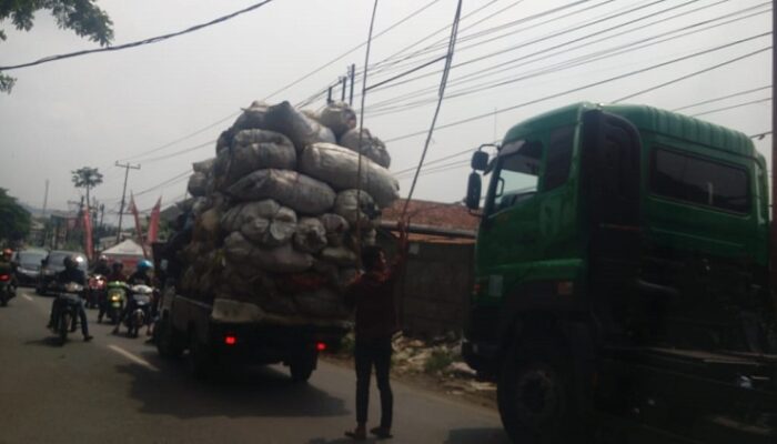 Kontainer “Sundul” Kabel, Jalan Batujajar-Cimareme Macet