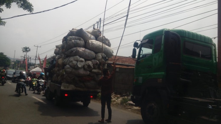 Kontainer Sundul Kabel, Jalan Batujajar-Cimareme Macet