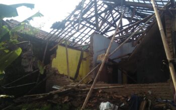 Diguyur Hujan dan Angin Kencang, Rumah Ede Hancur