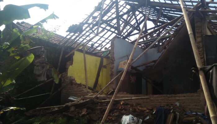 Diguyur Hujan dan Angin Kencang, Rumah Ede Hancur