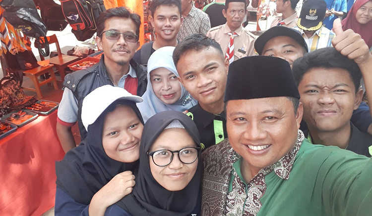Jika Berselvie, Wagub Peringatkan Siswa Tidak Gunakan Simbol jari