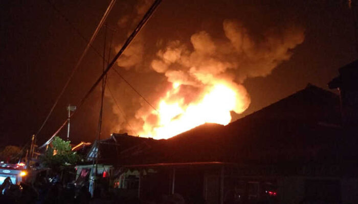 Kampung ABR Cikurubuk di Sulap Jadi Lautan Api