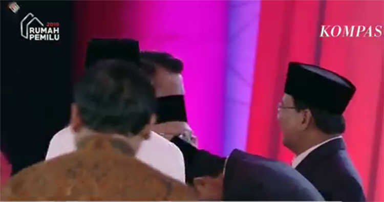 Sandiaga Cium Tangan Kiai Ma'ruf Berkali-kali