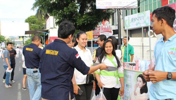 Sebarkan Informasi, Imigrasi Kelas l TPI Bandar Lampung Bagi-bagi Brosur