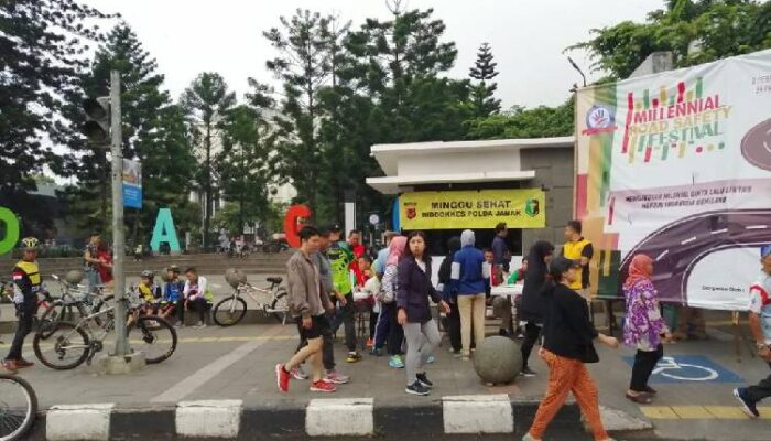Polda Jabar Berikan Pelayanan Kesehatan Gratis di Car Fee Day Dago
