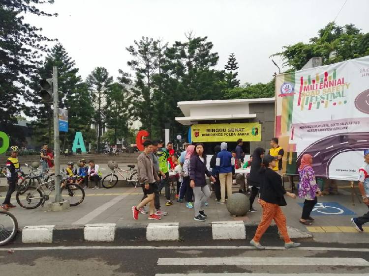 Polda Jabar Berikan Pelayanan Kesehatan Gratis di Car Fee Day Dago