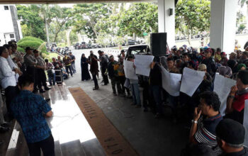 Dilarang Dagang di Taman Kota, PKL Demo Wali Kota