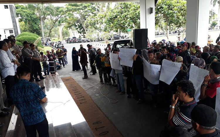 Dilarang Dagang di Taman Kota, PKL Demo Wali Kota