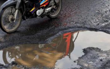Jalan Berlubang di Cihampelas KBB Menjelma Hantu Bagi Pengendara