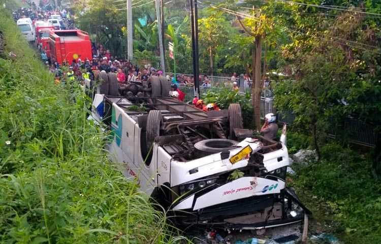 Kecelakaan Maut Bus Kramat Jati, Bus Terjun dari Ketinggian