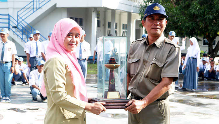 Kedelapan Kalinya SMK Angkasa Raih Juara Umum