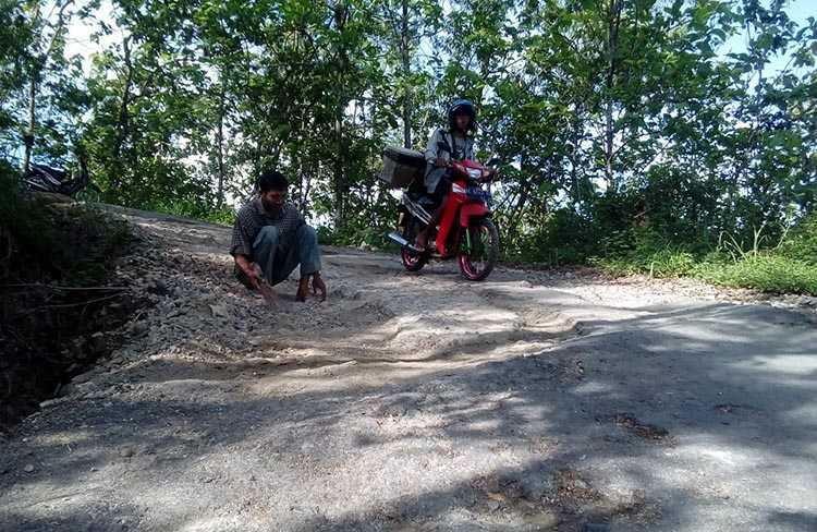 Ketika Sutrisno Memperbaiki Jalan Rusak Sendirian