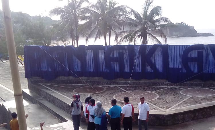 Luonching Shot Foto Tulisan Pantai Klayar