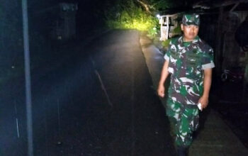 Anggota TNI Evakuasi Material Longsor di Cibalong Kab. Tasik