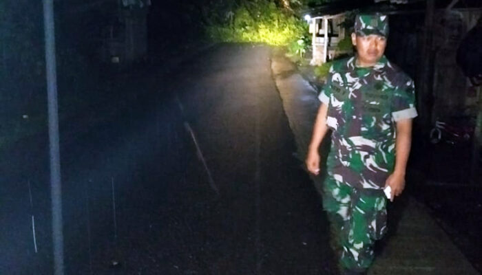 Anggota TNI Evakuasi Material Longsor di Cibalong Kab. Tasik