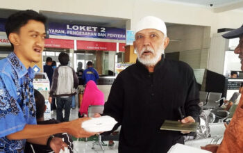 Bapenda Jabar Wil Kota Tasik Bagi-bagi Nasi Kotak
