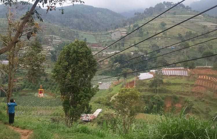 Bukan di Swiss, Gondola ala Lembang Justru Dipakai Pertanian