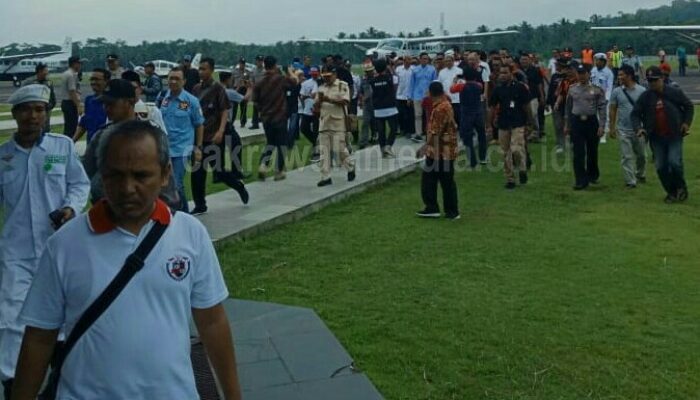 Aher Sambut Sandiaga Uno di Bandara Nusawiru Pangandaran