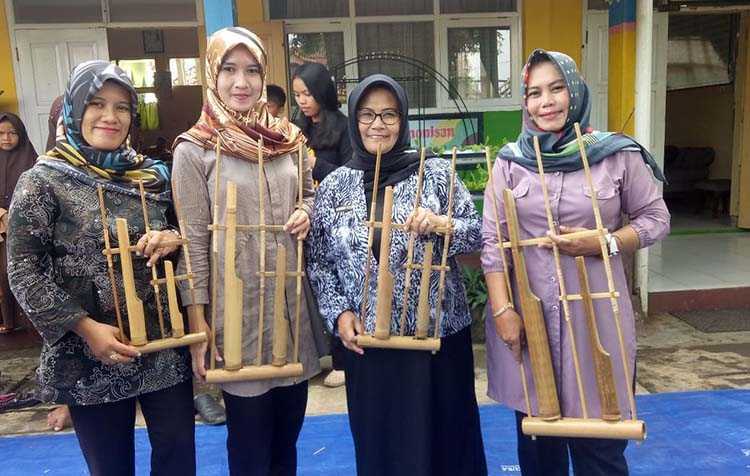 Melihat Sekolah Dasar di Tasik Saat Memperingati Hari Musik Nasional